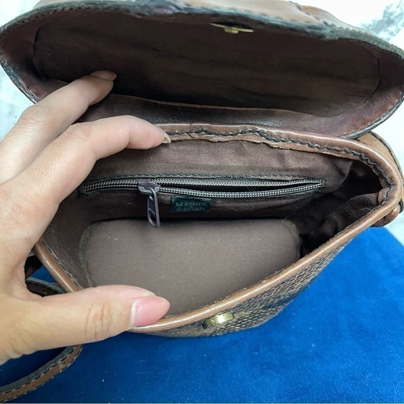 VINTAGE 80s Handmade Leather and Rattan Woven Crossbody Bag - Picture 12 of 14